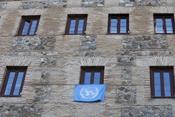 Las Cortes regionales exhiben la bandera de las Naciones Unidas en la fachada por su 78 aniversario