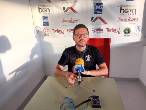 Jorge Cañete, entrenador del CD Tarancon lo tiene claro “Hemos sido superiores al rival en todos los aspectos”, por eso esta “dolido” por la perdida de dos puntos ante el CD Atlético Tomelloso.