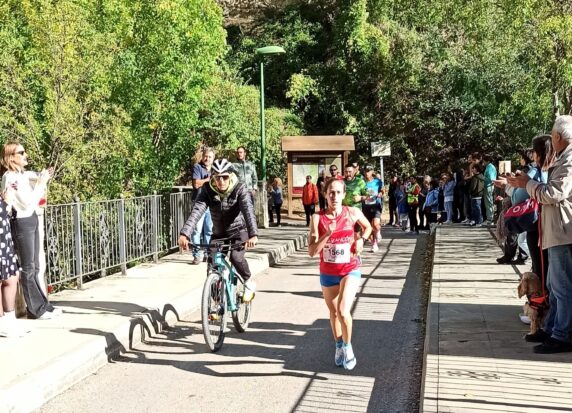 Almudena de la Ossa y David Cano se imponen brillantemente en la Media Maratón Ciudad de Cuenca 2023
