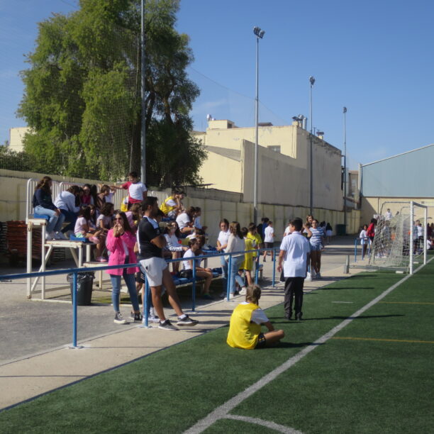 Alumnos de secundaria de los centros escolares, llevan a cabo la convivencia deportiva con Nueva Luz dentro de la programación con motivo del Día de Salud Mental.
