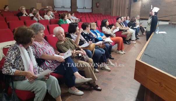 Alrededor de medio centenar de personas, casi todas mujeres, participan en la VIII ediccion del Día de las Escritoras en la Biblioteca Municipal Luis Rius de Tarancón.