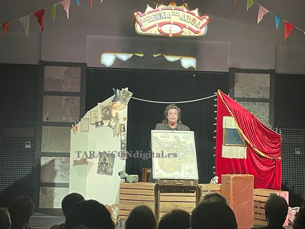 El Mercado de las Artes Luisa Sigea de Tarancón acogió este sábado un gran espectáculo de teatro y circo «La Reina del Arga»