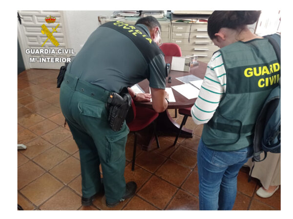 La Guardia Civil investiga a una persona  por la venta online de monedas antiguas  expoliadas