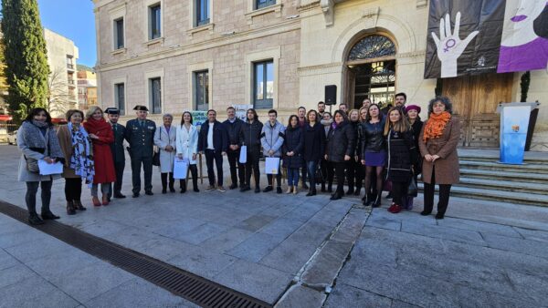 La sociedad conquense muestra su repulsa a cualquier tipo de Violencia contra las Mujeres en los jardines de la Diputación