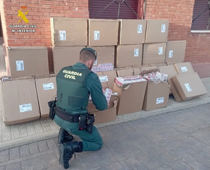 La Guardia Civil intercepta una furgoneta en la A-4 con 14980 cajetillas de tabaco de contrabando