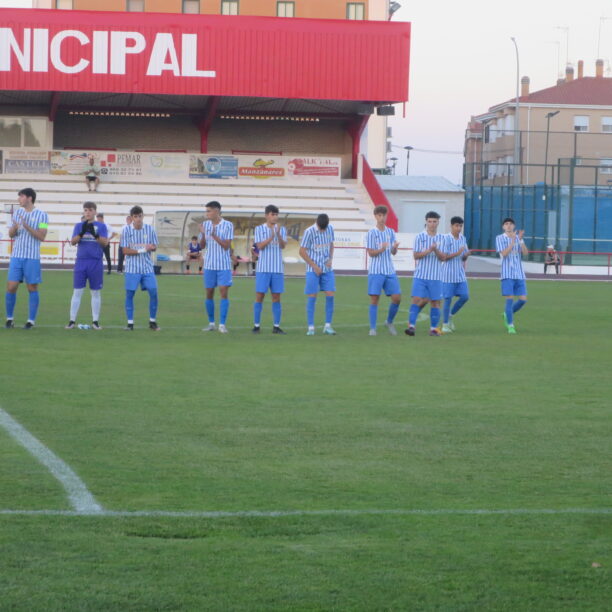 Ante la EFB Almansa, el equipo Juvenil A de la EFB  Jesús de la Ossa, cierra la doble sesión de fútbol en el campo San Isidro, con encuentro nocturno