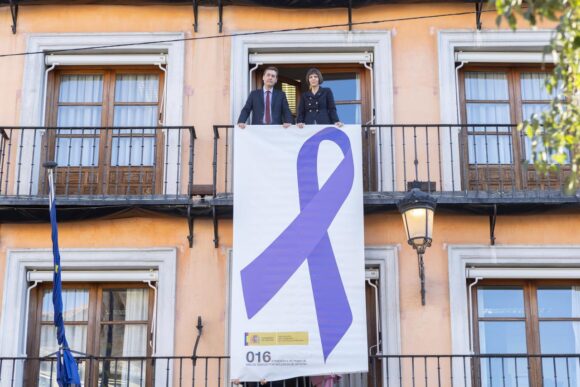 El delegado del Gobierno despliega el lazo morado en la fachada de la Delegación como símbolo de la igualdad entre mujeres y hombres y rechazo a la violencia de género
