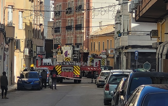 Bomberos de Tarancón intervienen por peligro de desprendimiento de tejas en la Calle San Isidro