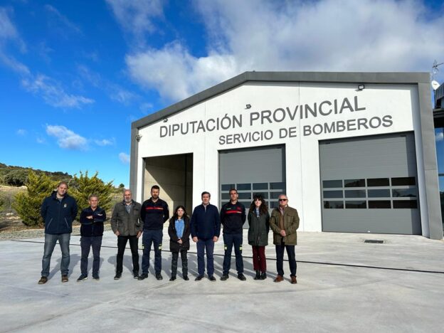 Los responsables del Servicio de Bomberos comprueban la terminación de la obra civil de los parques de Priego y Cañete