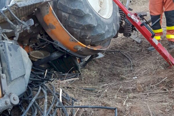 Muere el conductor de un tractor tras volcar por un accidente de tráfico en Puebla del Salvador (Cuenca)