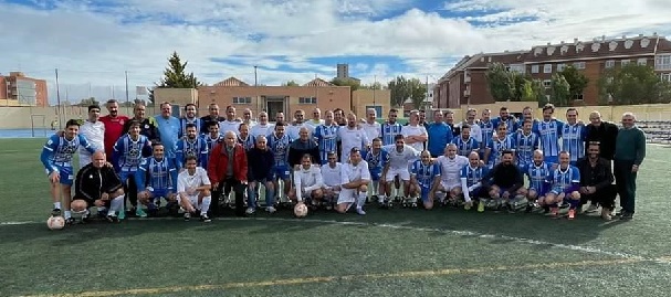 La selección de ex jugadores veteranos del CD Tarancon se impone, 5 goles a 2 a los veteranos de la  Cantera Blanca de Madrid en el encuentro solidario del XXX Aniversario de la Peña Madridista.