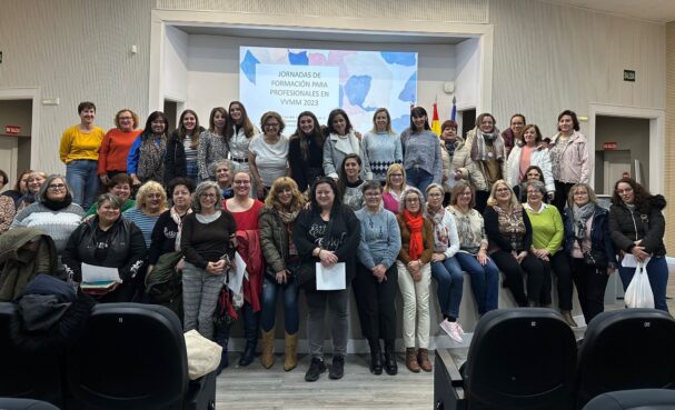 El Gobierno regional promueve la formación continuada de las trabajadoras de la Viviendas de Mayores de la provincia