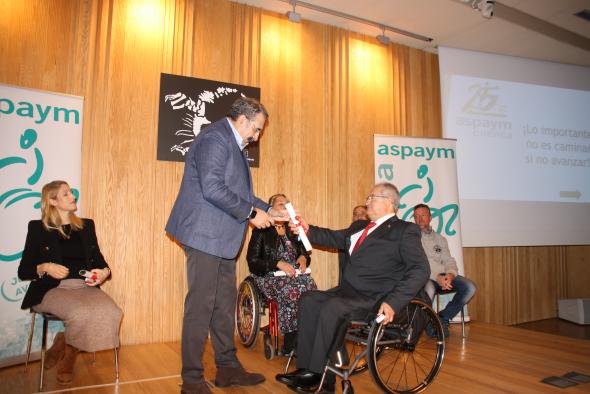 Fernández Sanz, reconocido con la silla de oro ASPAYM Cuenca a la integración de las personas con discapacidad