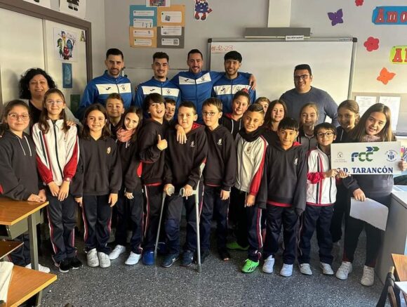 Jugadores del CD Tarancon, visitan el Colegio Nuestra Sra de la Merced e inculcan el “juego Limpio a los escolares”