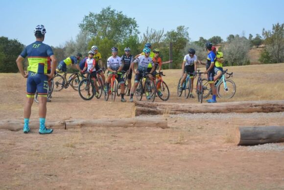 Vuelve el ciclo cross a Tarancón. Una jornada de tecnificación en la Circuito de la explanada de Riansares , dirigido por el seleccionador Regional Fernando García Abad.