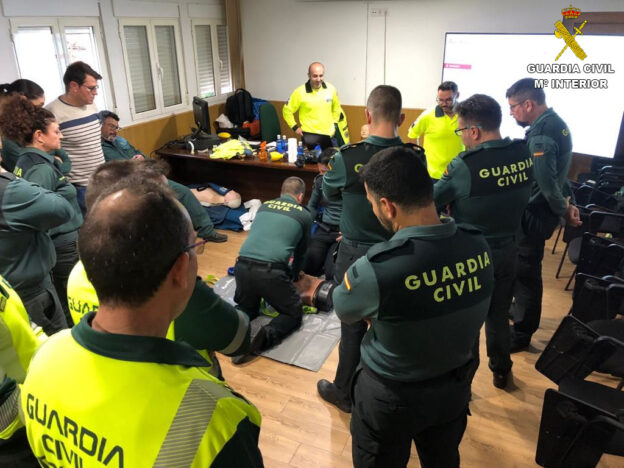 La Guardia Civil se forma en el uso de  desfibriladores semiautomáticos
