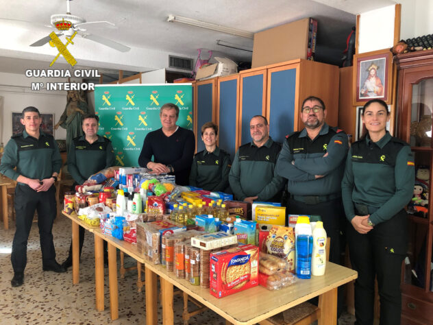 La Guardia Civil dona productos  infantiles en beneficio del “Cristo del  Amparo”