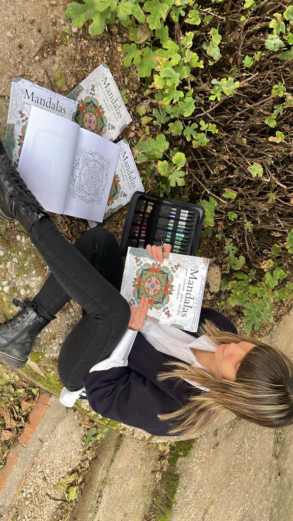 La taranconera Lidia Almendros conocida en redes sociales como Lady Craft Web ha editado su primer libro de mandalas