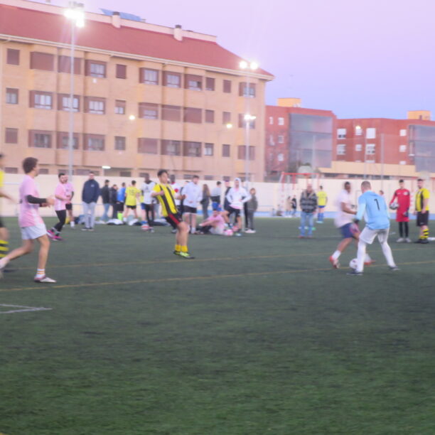 Dos equipos mantienen el codo a codo por el liderato y uno sigue sin puntuar tras la última jornada del año en la Liga Local de Fútbol Siete, Memorial David Gómez de Tarancon.