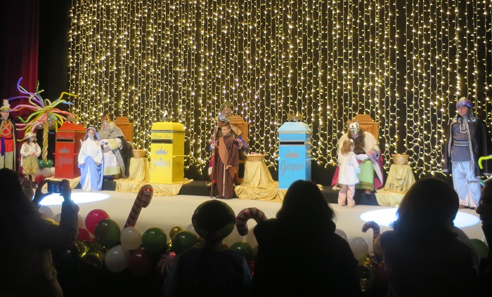 Espectacular puesta en escena para la entrega de la carta de los niños y niñas a los Reyes Magos. Vistosa decoración, acertada iluminación y buena organización.