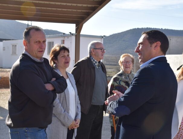 Los alcaldes de Priego y Cañete muestran su satisfacción por la inminente puesta en marcha de los nuevos parques de Bomberos.