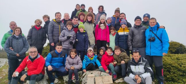 La Asociación de Montaña Dolomía Continúa su Tradición Navideña con el Belén de Piedra en la Mogorrita