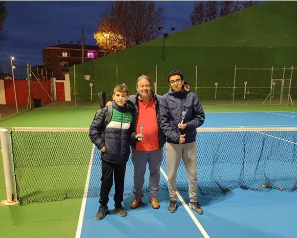 En  una ajustadisima final, Miguel  Ángel se proclamó campeón del Torneo Infantil de Tenis Navidad 2023.