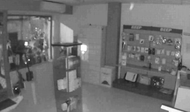 La Guardia Civil detiene en Villarrubia de los Ojos a dos personas tras atracar durante la noche una tienda de telefonía