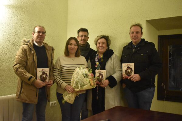 La escritora Sonia Manjavacas, presentó el  pasado sábado en El Pedernoso, su primera  novela,  “La Flor de mi Destino”