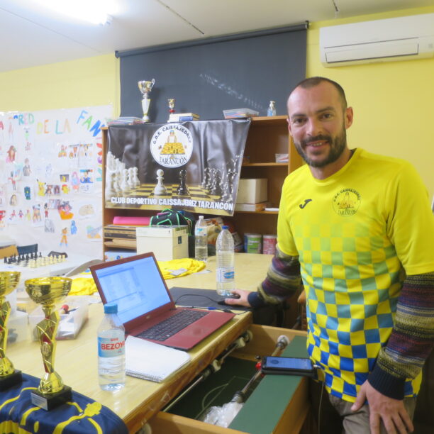 Rubén Alonso, presidente del Caissajedrez Tarancon, en el torneo de Año Nuevo mostraba su “satisfacción al ver las salas llenas” y asegura que “estamos subiendo el nivel”