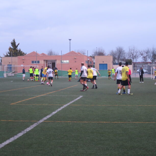 El equipo líder de la liga Local de Fútbol Siete Memorial David Gómez, Lomar CF, comienza a coger diferencia tras la décima jornada, que se saldó con 48 goles en el campo San Isidro.
