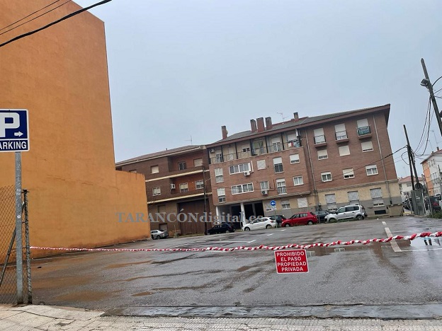 Cierre del aparcamiento disuasorio en Avda. Miguel de Cervantes de Tarancón frente a Pastelería El Goloso