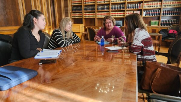 La Diputación y el Ayuntamiento ofrecen todo su apoyo a la primera asociación de mujeres gitanas de Cuenca