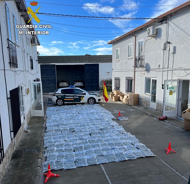 La Guardia Civil incauta 218 kg de marihuana envasada al vacío lista para ser transportada en la localidad de Santa Olalla