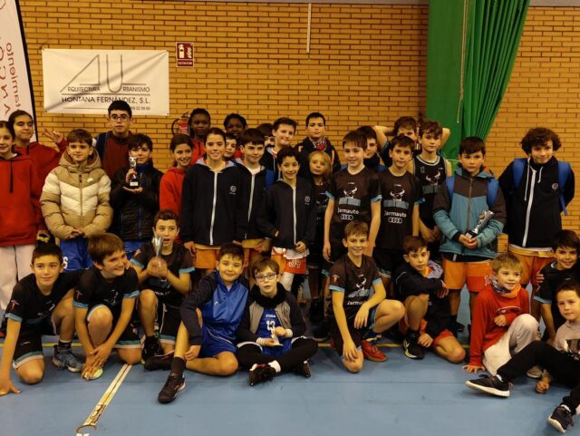 Uros Rivas alevin, vencedor del XII Torneo de Baloncesto Alevin, Memorial Sergio Regidor Buenache de Tarancón, disputado en el Gimnasio Reina Sofia en vísperas de la festividad de los Reyes Magos.