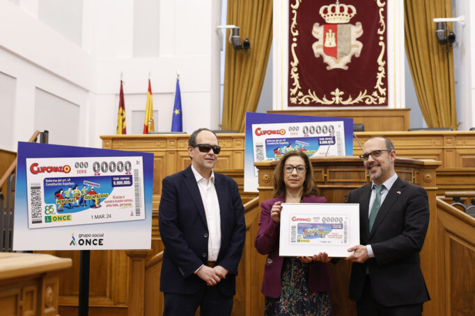 La ONCE presenta en las Cortes regionales el cupón que celebra la reforma de la Constitución que sustituye ‘disminuidos’ por ‘personas con discapacidad’