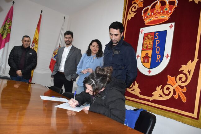 Un arraigado rehabilita y abre una nueva panadería en Saelices después de casi 10 años gracias a Arraigo y Diputación