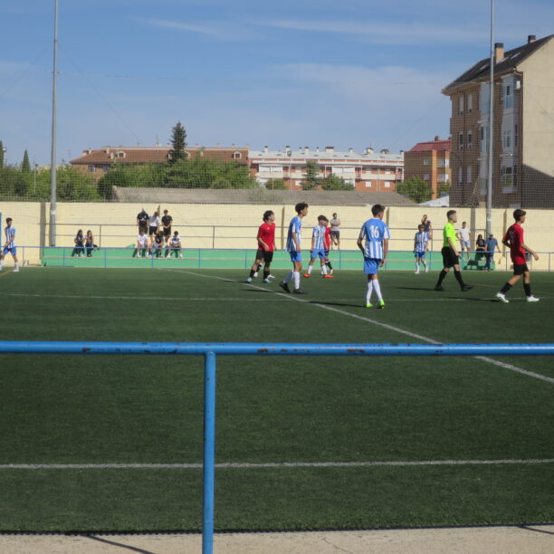 Ante el CD Toledo, los juveniles A de la EFB Jesús de la Ossa, aguantaron bien una hora, al final perdían 3-0 y terminó en inferioridad numérica por acumulación de tarjetas.