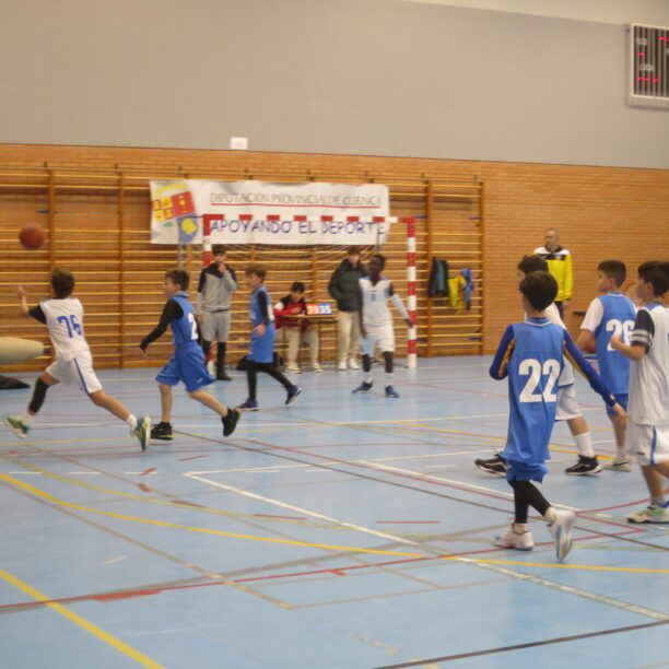 Baloncesto zonal, una victoria a domicilio senior y una derrota en casa, Junior. Buen ambiente en la jornada Somos Deporte en el gimnasio Reina Sofia