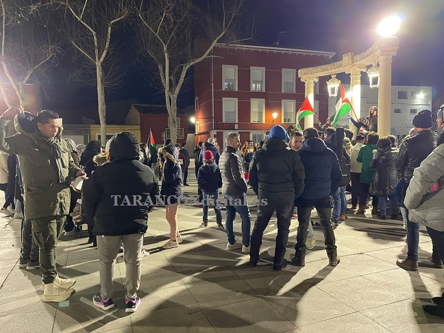 Más de un centenar de personas se concentran en la Plaza del Ayuntamiento de Tarancón en Apoyo al Pueblo Palestino