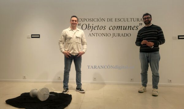 El Auditorio Municipal de Tarancón acoge desde hoy la muestra escultórica «Objetos Comunes» del artista sevillano Antonio Jurado