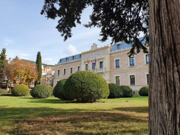 La Diputación de Cuenca invertirá 640.000 euros para mejorar las instalaciones deportivas de los colegios de hasta 25 niños