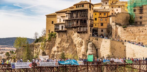 Cientos de personas participaron este domingo en Cuenca en la cadena humana para reclamar mayor protección del agua ante la creciente contaminación por nitratos