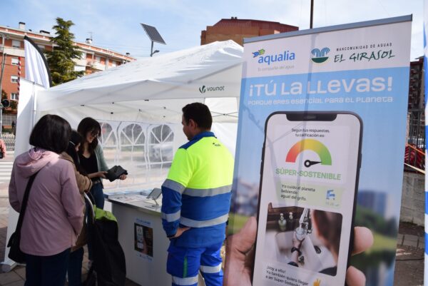 Más de 600 vecinos y visitantes pasaron ayer por la carpa que Aqualia instaló en el mercadillo municipal de Tarancón