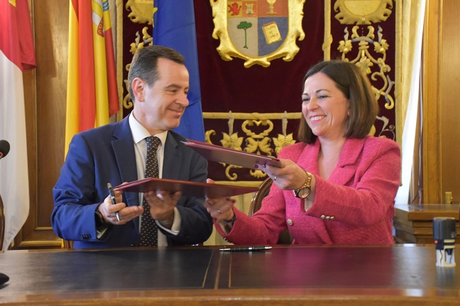 La Diputación de Cuenca y la Junta de Cofradías renuevan el convenio entre ambas organizaciones que asciende a 30.000 euros