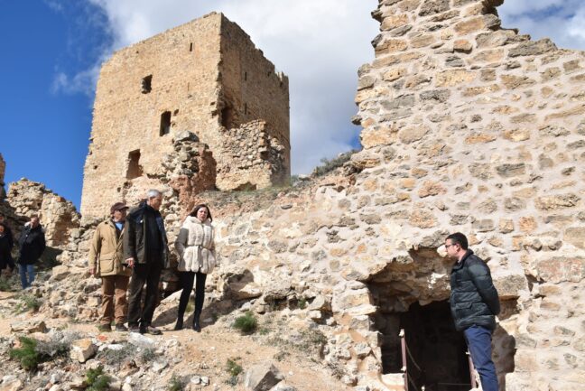 La obra de excavación de las murallas de Moya está llegando a su parte final con una inversión de 125.000 euros por parte de Diputación