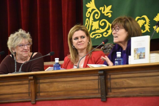 Luz González rinde homenaje a las ‘Mujeres en la Historia de Cuenca’ y presenta su libro en la Diputación Provincial