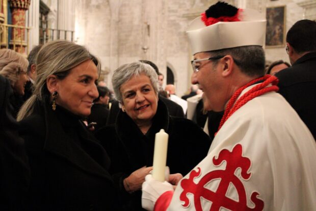 Milagros Tolón participa en la emotiva procesión del Santo Entierro, en Cuenca