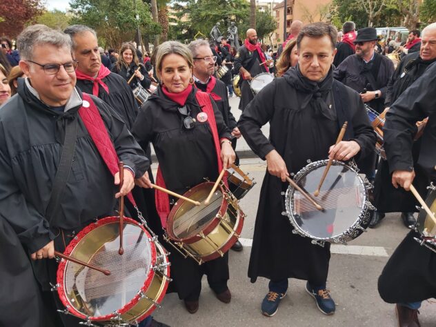 Milagros Tolón participa en la Tamborada de Hellín, un espectáculo auditivo y visual con miles de tamborileros en las calles