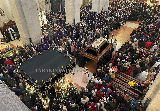 A pesar de la suspensión de la Procesión del Santo Entierro por las condiciones meteorológicas, la ceremonia se ha celebrado en el interior del Templo Parroquial.